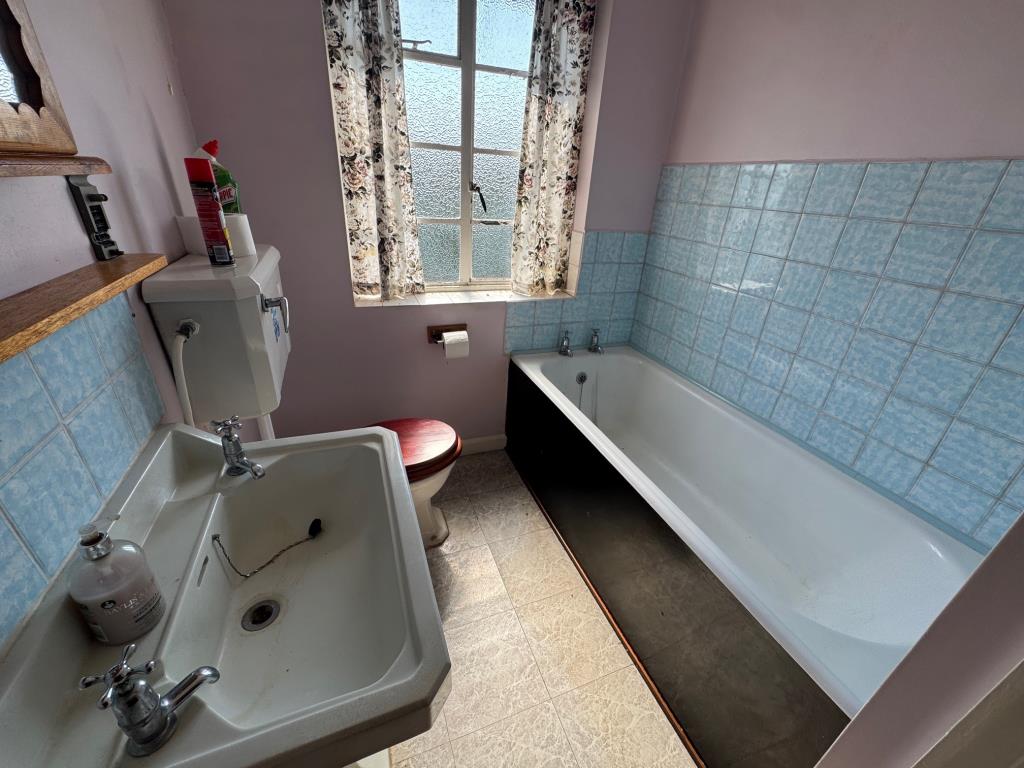 Lot: 8 - DETACHED FARMHOUSE FOR IMPROVEMENT - Bathroom